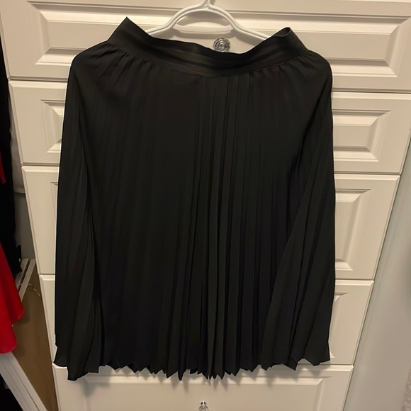 Lock and key black pleated skirt - Picture 1 of 2